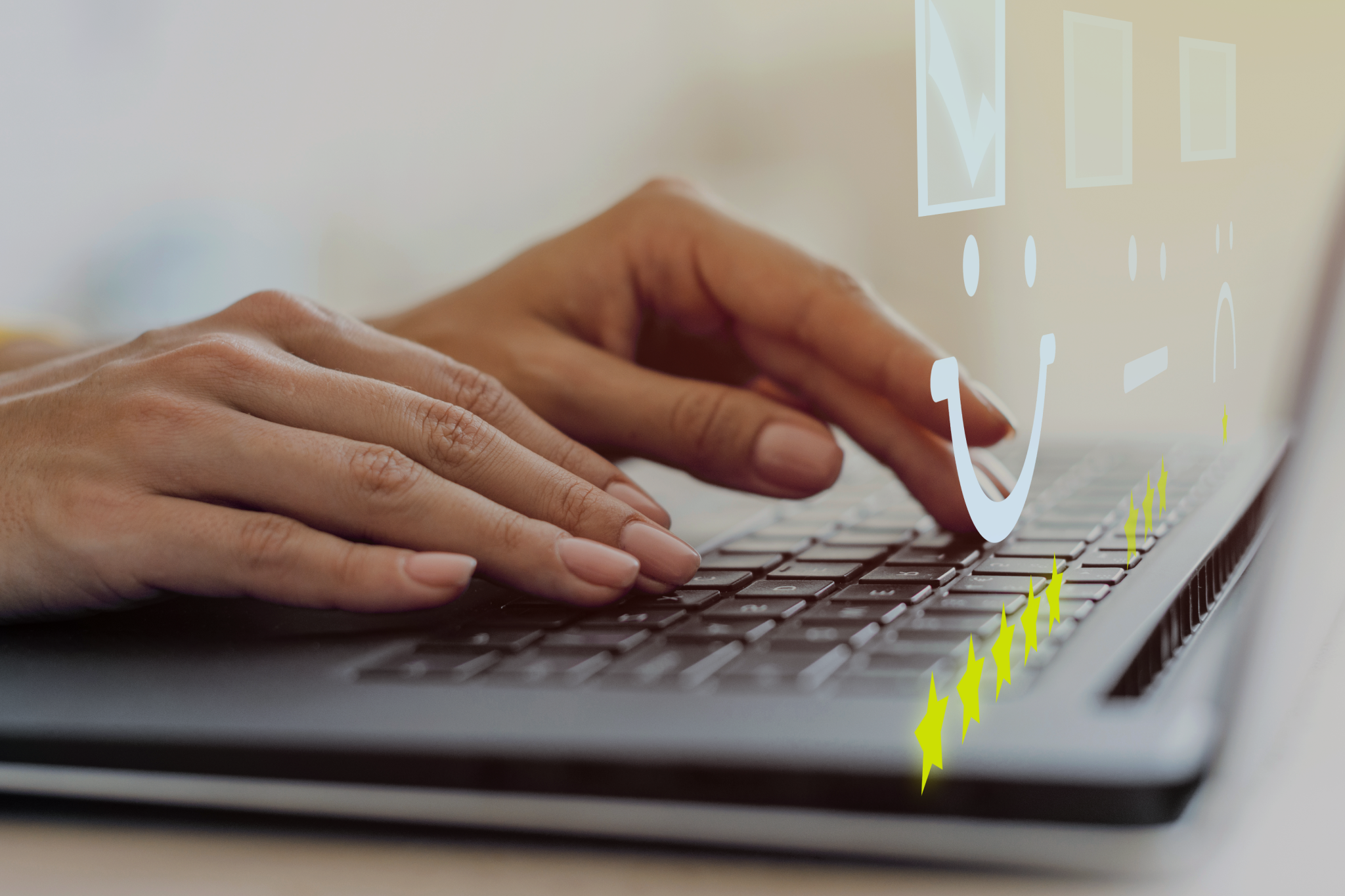 Mãos de uma pessoa digitando em um notebook